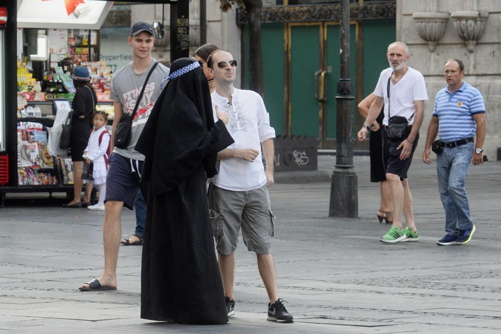 Vidi ovu brateee, šta misliš kakva je ispod? Nosila sam burku u centru BG, a onda su krenule brutalne uvrede i pretnje! (VIDEO)