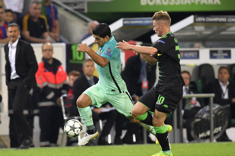 Tvoja majka je ku**a! Suarez brutalno izvređao pomoćnog sudiju na utakmici Lige šampiona! (VIDEO)