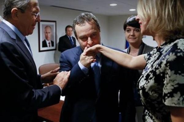 Dačić zavodnik: Marija Zaharova objavila fotografiju na kojoj joj šef naše dimplomatije ljubi ruku! (FOTO)
