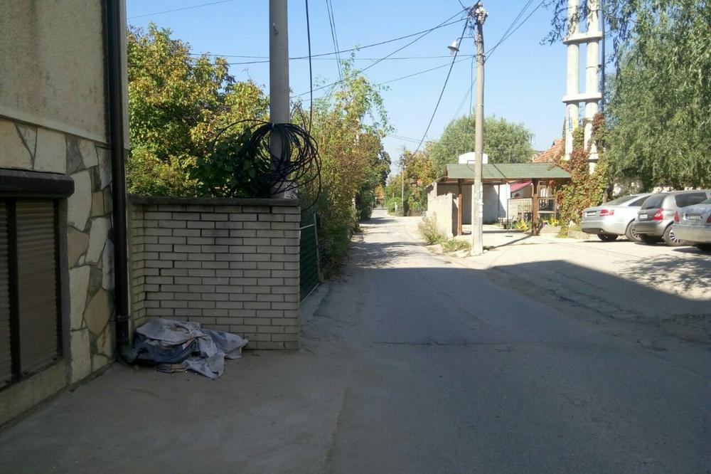NAPRAVILA HAOS U KRNJAČI: Žena POSTAVILA ŽICU, blokirala 80 porodica - INSPEKCIJA NEMOĆNA!