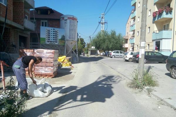 Bili smo u najopasnijoj ulici u BG: Svaki dan pucaju na stanare iz puške, sve vrvi od policije u civilu! (FOTO)