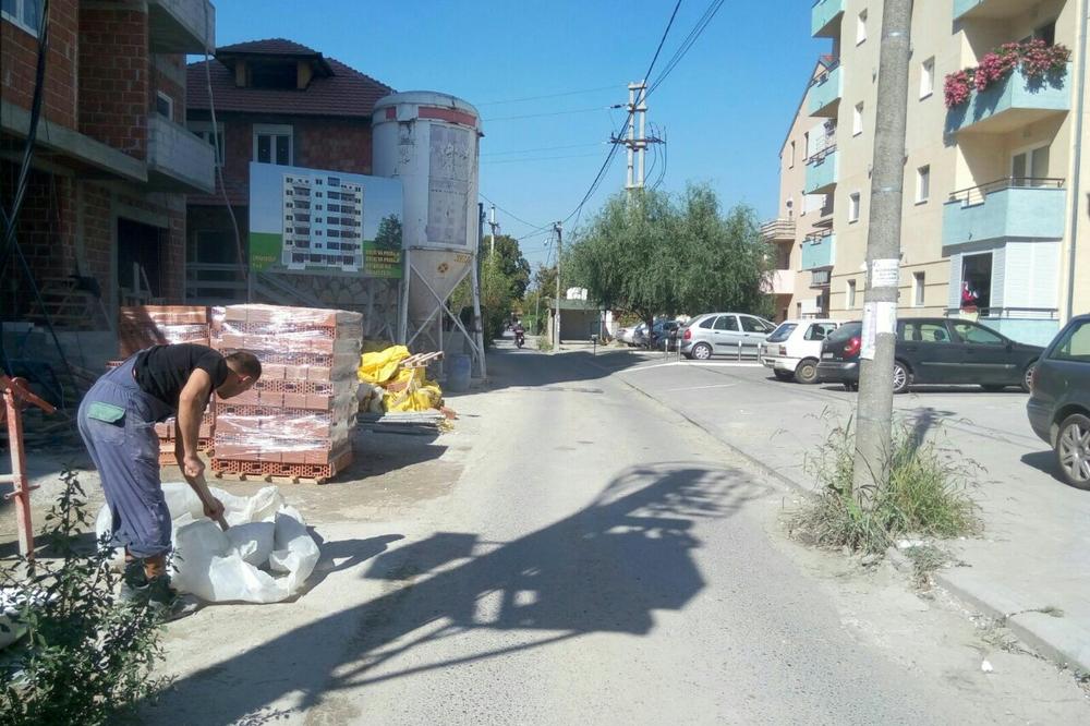 Bili smo u najopasnijoj ulici u BG: Svaki dan pucaju na stanare iz puške, sve vrvi od policije u civilu! (FOTO)