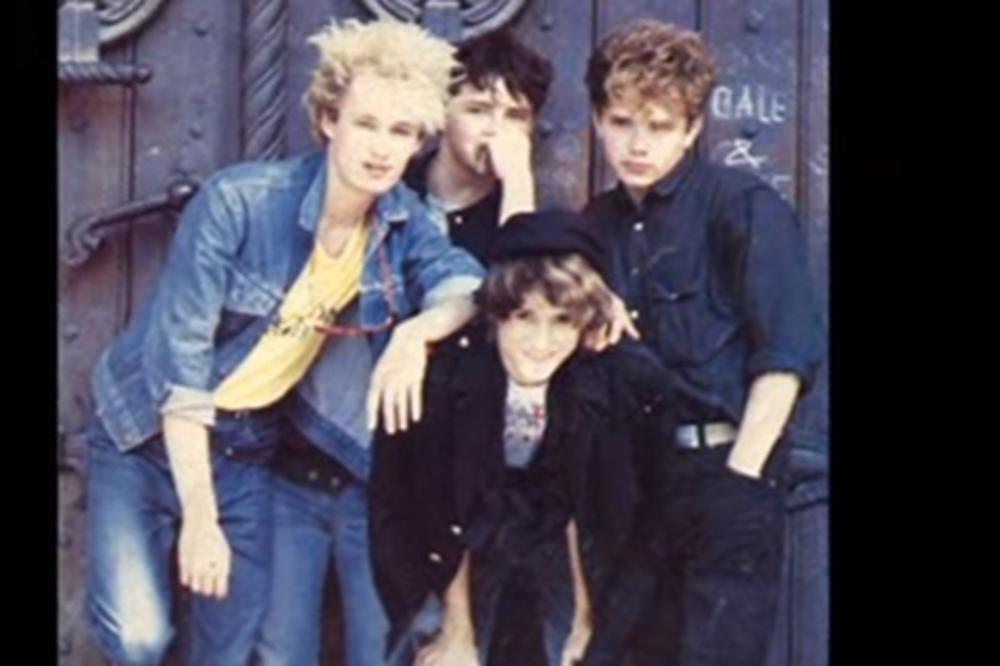 SAŠU LOŠIĆA IZ PLAVOG ORKESTRA PUBLIKA NE ZNA BEZ KAPE: Otkriveno zašto je ne skida, pojavila se fotka GLAVE! FOTO