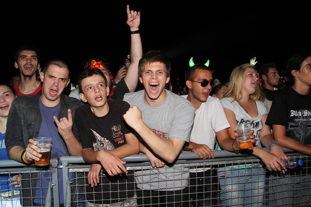 Pevali smo je na svakoj ekskurziji, na maturi, kad smo pijani i srećni: Niko provalio nije da pesma ima glupu grešku! (VIDEO)