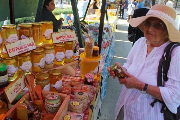 U PRODAVNICAMA SVE VIŠE LAŽNOG MEDA, MLEKA I MASLINOVOG ULJA: Stručnjak otkriva kako da prepoznate "LAŽANJAK"!