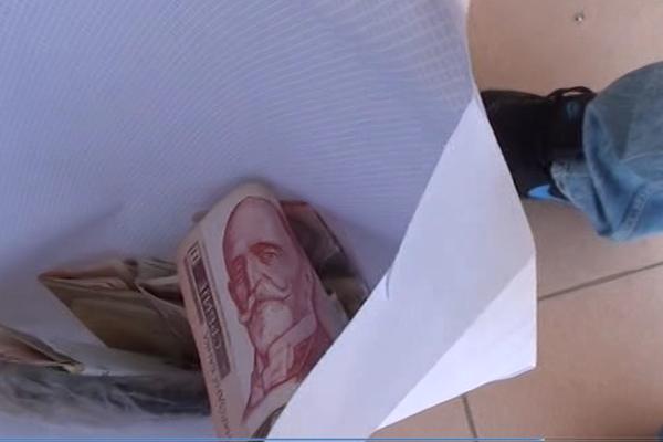 Slavica pronašla novac na ulici pa odlučila da ga zadrži: Sve je potrošila, a kad je saznala odakle je, sledila se!