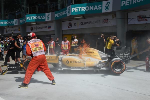 Drama na treningu Formule 1: Vozač iskakao iz bolida u plamenu! (FOTO) (VIDEO)