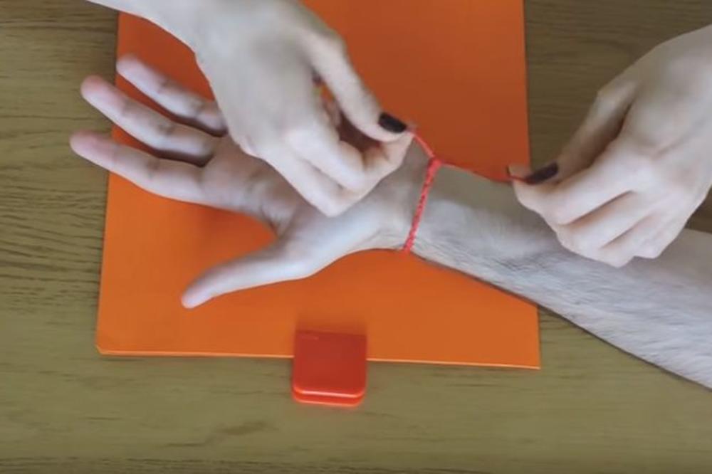 CRVEN KONAC IMA JAKO ZNAČENJE: Evo zašto se stavlja bebama čim se rode i šta predstavlja!