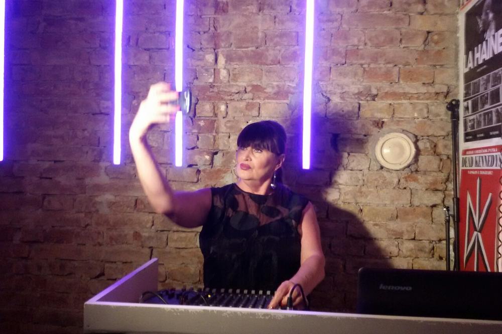 Tehno Macura razvalila u centru BG: DJ Nada je vrtela ploče, a mi smo bili s njom u zezanju! (FOTO) (VIDEO)