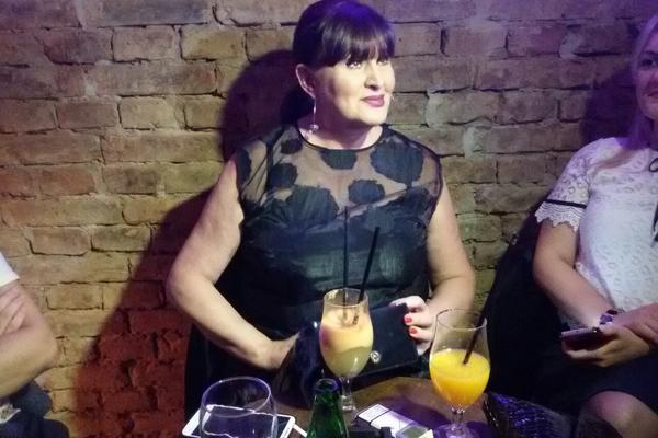 MACURA U PRISNOM DRUŠTVU: U zagrljaju poznatog rijaliti frajera, a šta će reći njegova devojka?! (FOTO)
