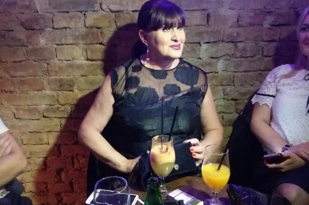 MACURA U PRISNOM DRUŠTVU: U zagrljaju poznatog rijaliti frajera, a šta će reći njegova devojka?! (FOTO)