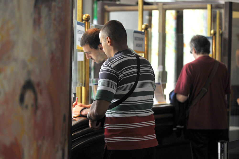 Muškarci čekaju na šalteru