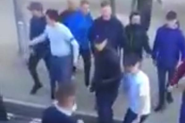 Ovaj nije hrabar, ovaj je lud! Navijač Midlzbroa se sam zaleteo na deset Vest Hemovih huligana! (VIDEO)