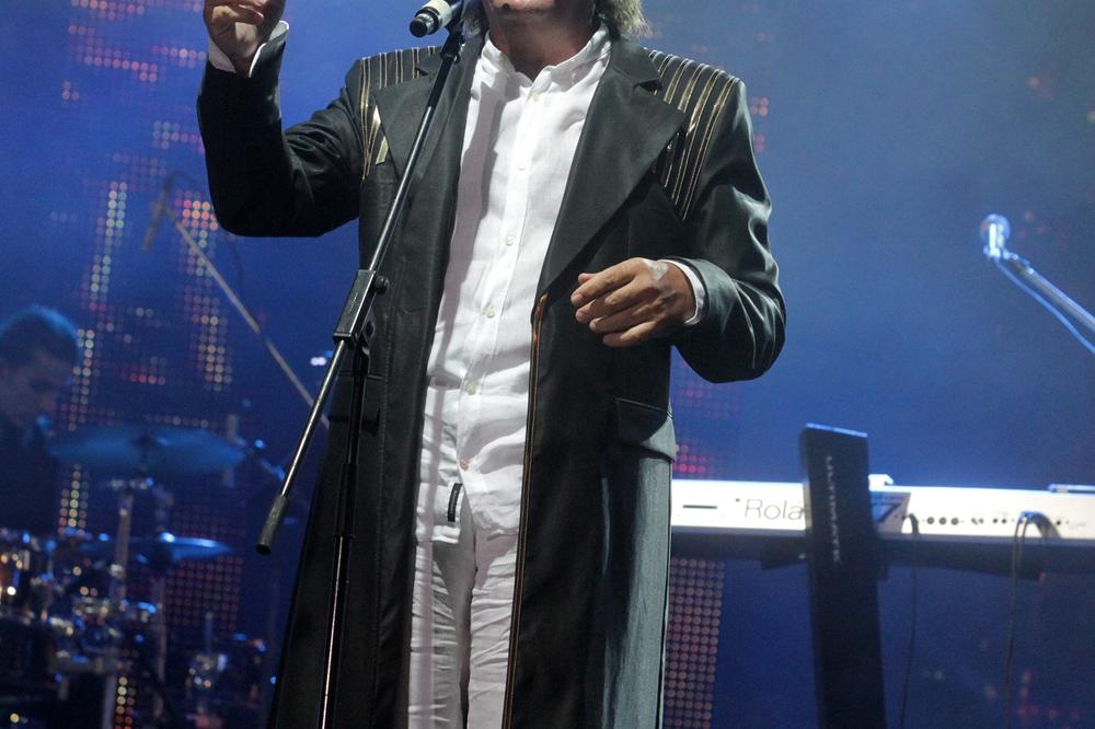 4 godine nakon smrti njegove istinske ljubavi, stao je na ludi kamen: Ovako je bilo na venčanju našeg slavnog muzičara! (FOTO)