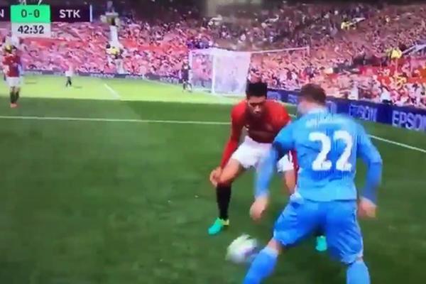 Albanac je ovim driblingom napravio pakao od života igraču Junajteda! (VIDEO)