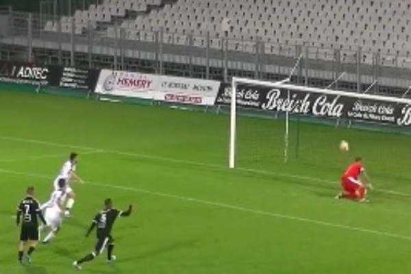 Najkomičniji penal ikada izveden u Francuskoj, posle karambola golman postao heroj! (VIDEO)