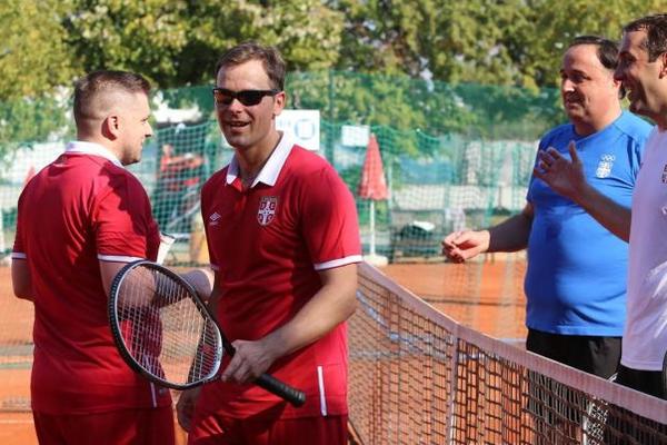Kako izgleda kad vazduplohov igra tenis? Ludo, kako i zvuči! (FOTO)