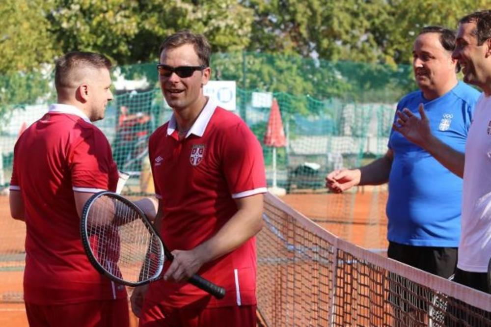Kako izgleda kad vazduplohov igra tenis? Ludo, kako i zvuči! (FOTO)