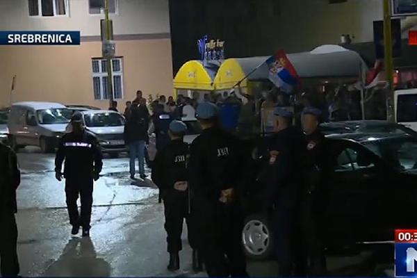 Napeto u Srebrenici: Srbi slave pobedu, na gradskom trgu se okupili Bošnjaci, razdvaja ih kordon policije! (VIDEO)