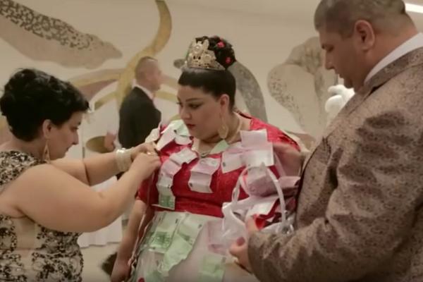 Najjača romska svadba: Mladu zasipali čistim zlatom i novčanicama od 500 evra! (VIDEO)