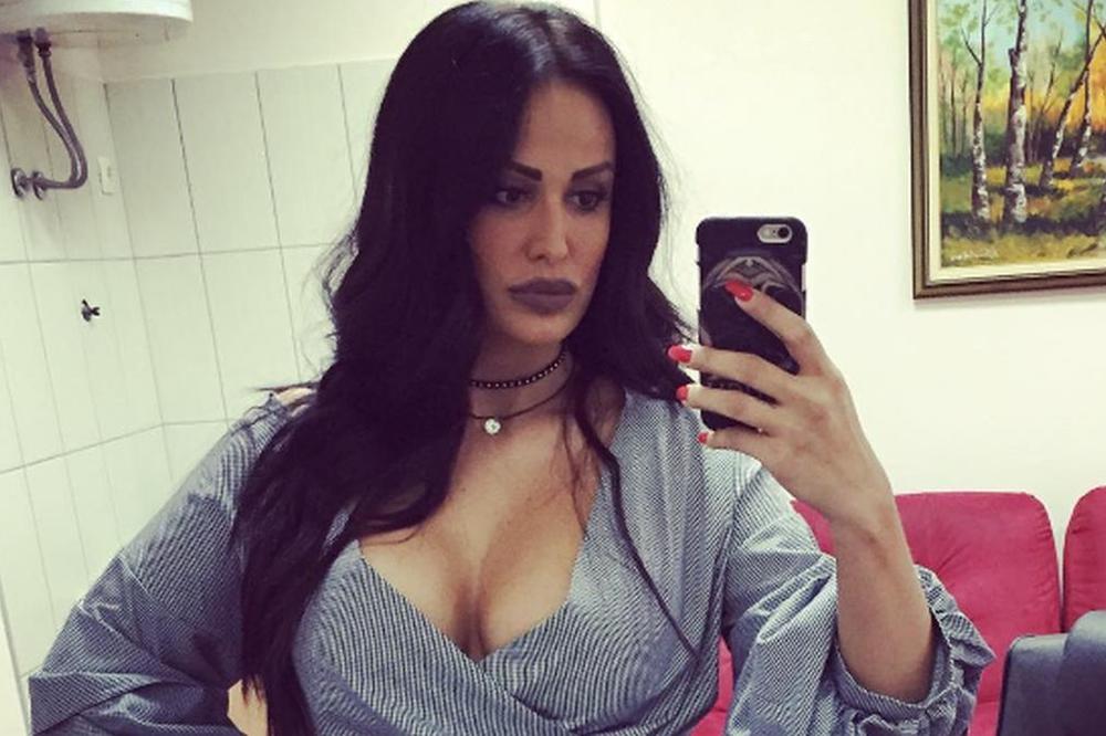 INDI VAMPIRICA! Pevačica je odsekla kosu i promenila imidž, a njeni fanovi su TOTALNO ODLEPILI! (FOTO)