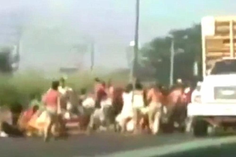 Gladna rulja nasrnula na kamion sa hranom! Naježićete se zbog očaja koji vlada Venecuelom! (VIDEO)