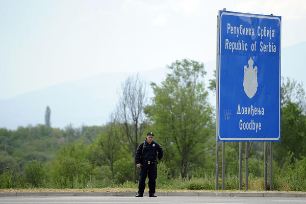 KRENULE U SRBIJU: Dve tinejdžerke uhapšene na granici zbog TERORIZMA!