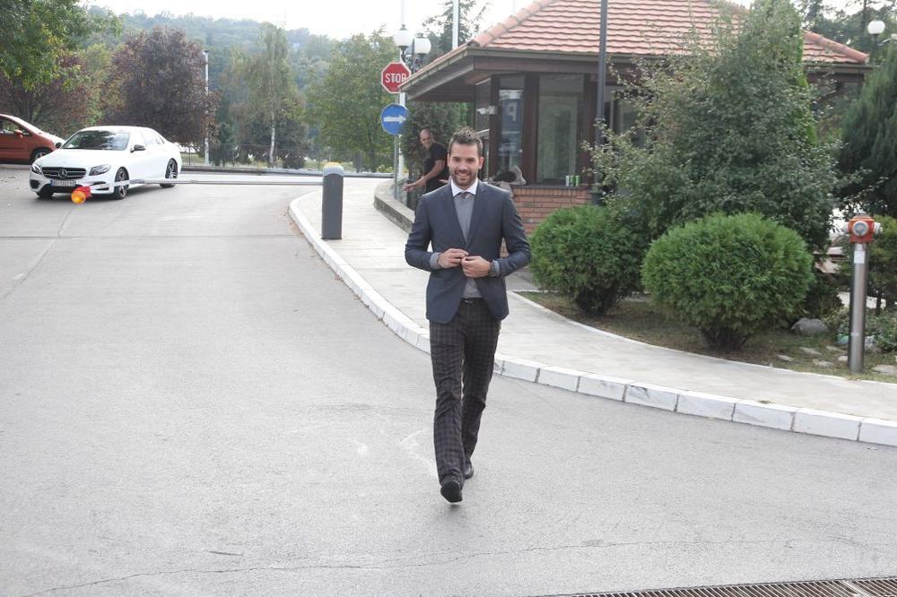 NAŠ POZNATI PEVAČ VIŠE NEĆE PEVATI! Odlučio se na BITAN potez, OVAJ posao će mu doneti novac!