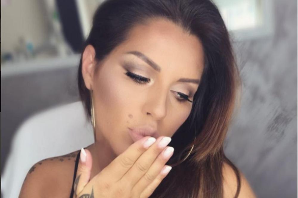 Napravila predah od čuvanja Jakova: Seka digla noge u vis i pokazala dlake na nogama! (FOTO)