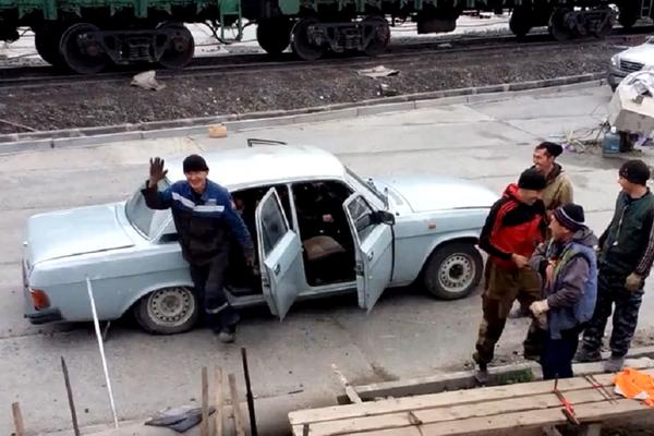 Kolač u tiganju - nemoguće! 17 ludih Rusa u jednim kolima? Vrlo moguće! (VIDEO)