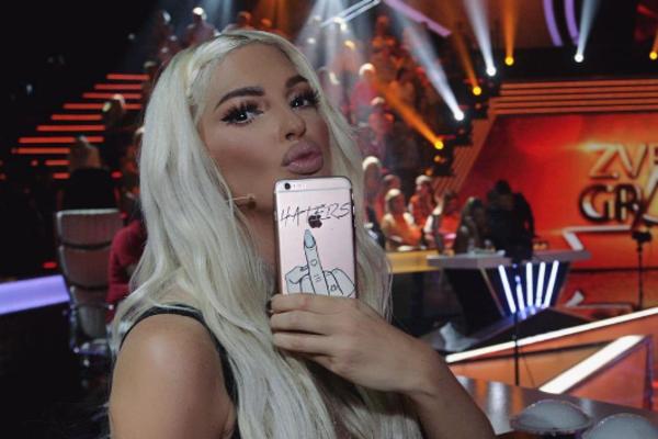 On bi da je...JK pitala takmičara zašto je opsovao usred pesme, a onda su je svi u studiju izblamirali za medalju! (VIDEO)