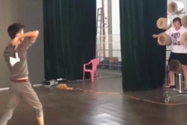 Ko je luđi - meta ili strelac? Od ovog klipa će vam se podići želudac - garant! (VIDEO)