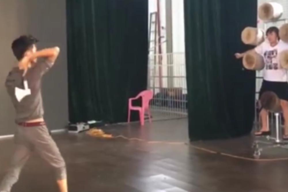 Ko je luđi - meta ili strelac? Od ovog klipa će vam se podići želudac - garant! (VIDEO)