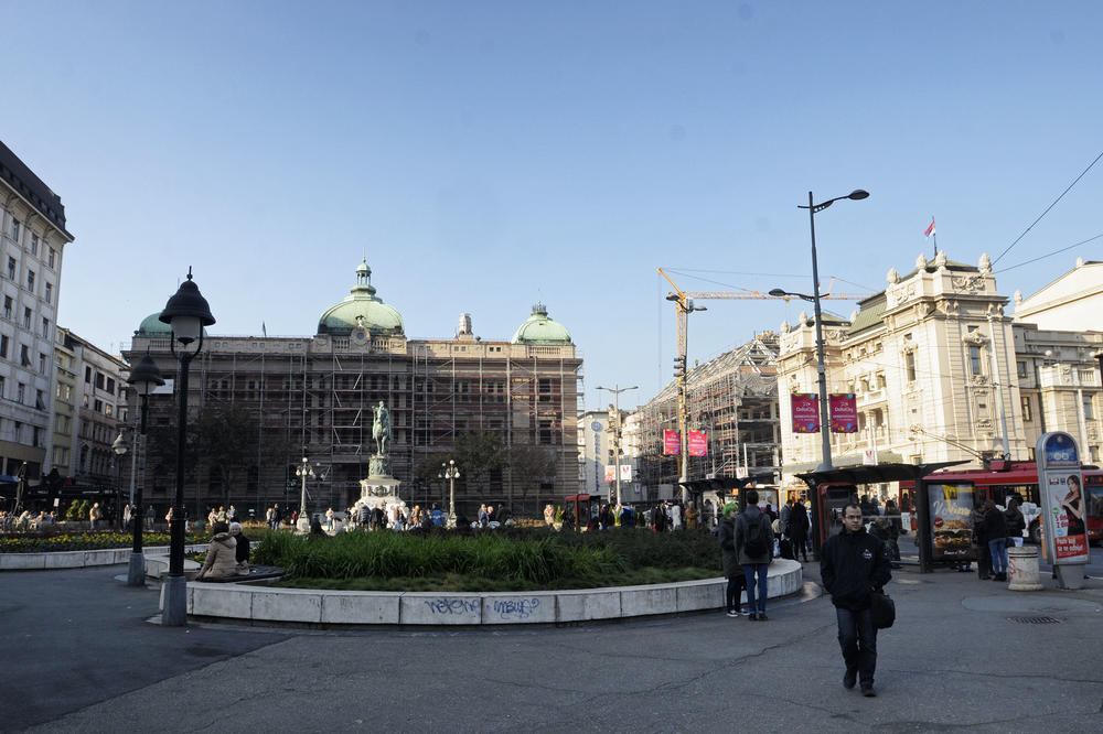 OKUPLJAJU SE GRAĐANI U BG DA PORUČE: Ne damo Trepču! (FOTO)