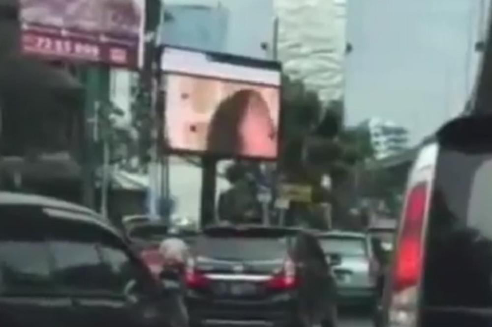Haker pustio porno film na bilbordu u centru grada! (FOTO) (VIDEO)