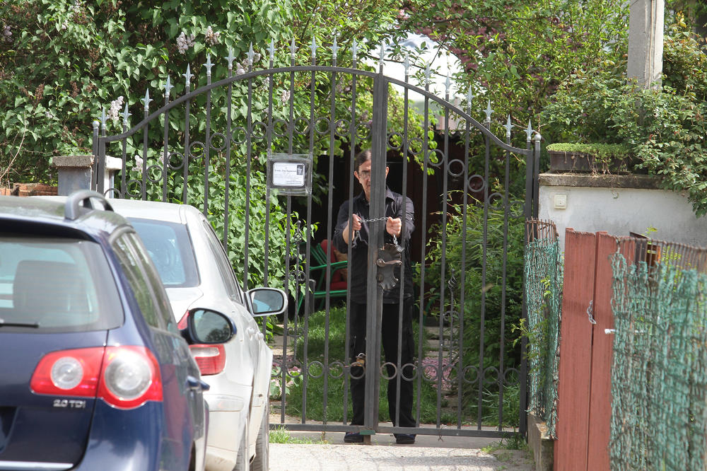 Marjanovići se zabarikadirali! O smrti Jelenine majke ni reč! (FOTO)