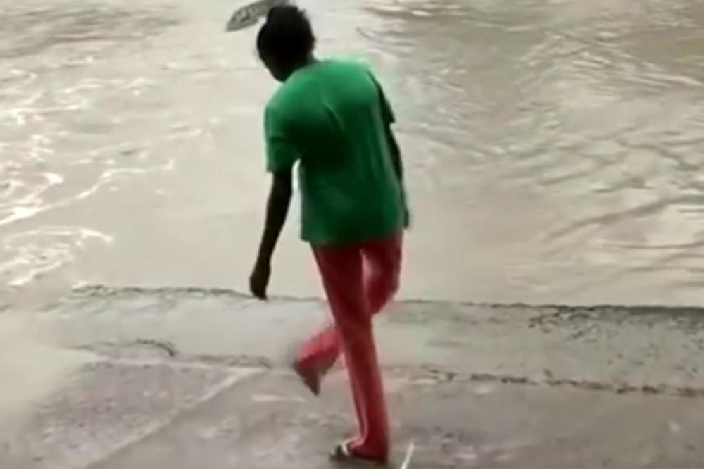 PA, ŠTA AKO JE KROKODIL, JA SAM JAČA: Žena papučom oterala čudovište očas posla (VIDEO)