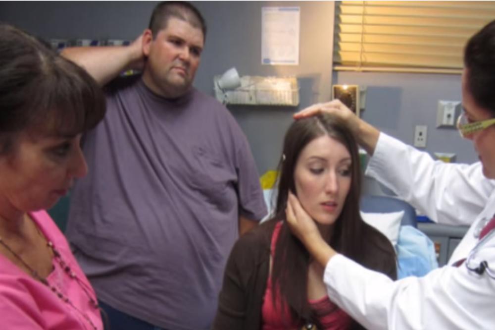 Dok je gubio nevinost probio devojci...glavom zid! (VIDEO)