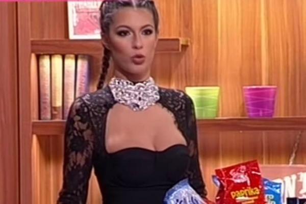 NOGE UVILA HALTERIMA, DEKOLTE SAMO ŠTO NE PUKNE: Voditeljka "Ami G Show-a" RASPALILA MAŠTU istaknutim oblinama