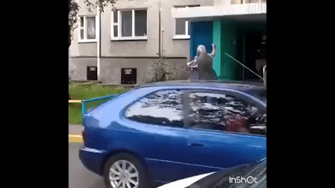 Pljuštale pesnice, cokule, štapovi, veštačke vilice: Penzioneri se potukli ispred ulaza u zgradu! (VIDEO)