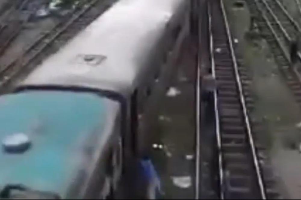 Pobogu, zašto? Želeo je slobodnu vožnju, skočio na voz u pokretu i izgubio nogu! (VIDEO)