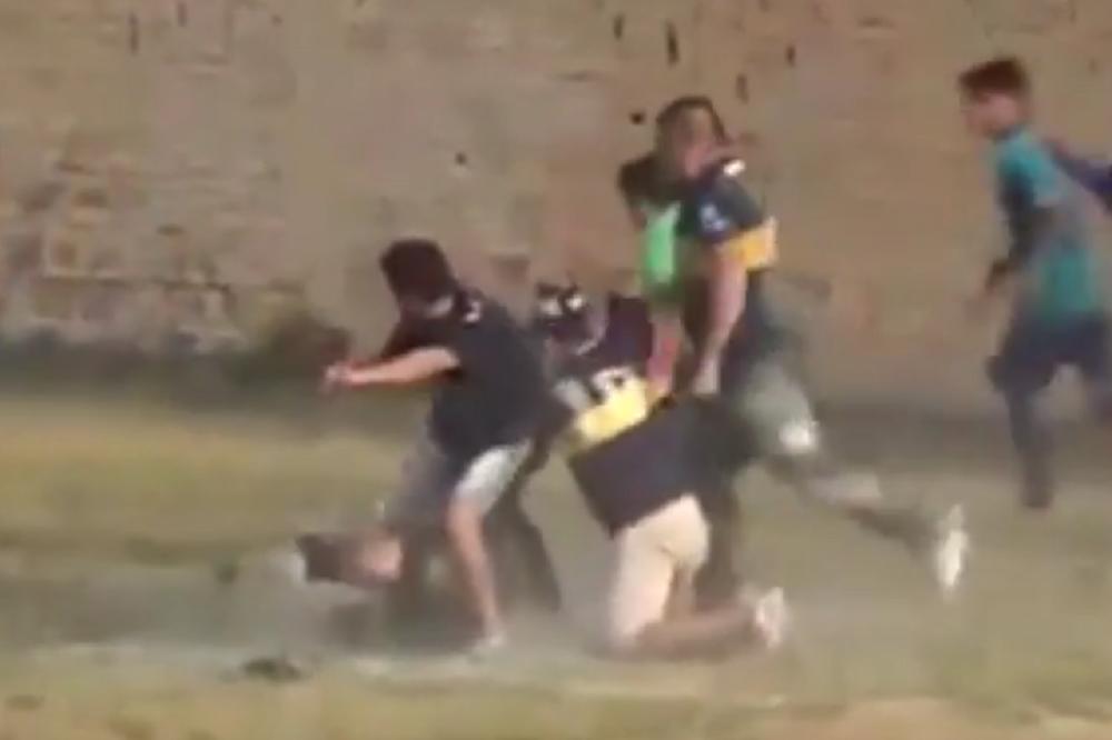 Niko nikada nije prebio sudiju kao ovi besni argentinski navijači! (VIDEO)