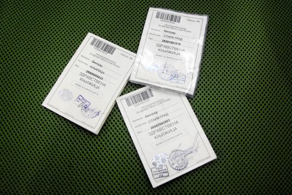 Nekim ljudima stare zdravstvene knjižice važiće i sledeće godine! Proverite da li ste među njima!