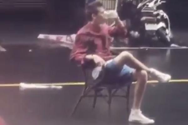 BOLI GA UVO: Orkan bije, on puši i pije! (VIDEO)