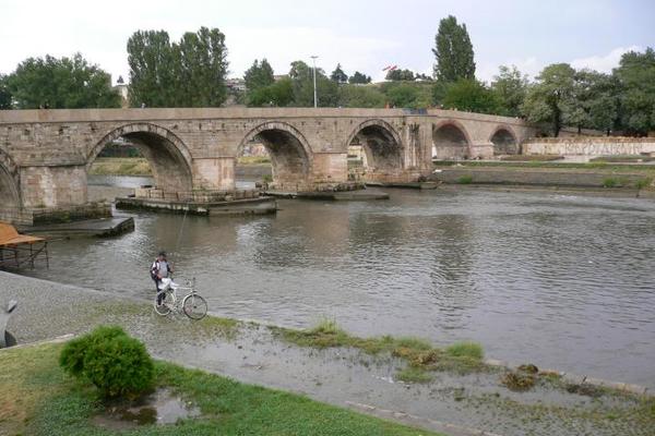 NIJE MU SE DALO: Prvo popio nekoliko litara alkohola, potom sonu kiselinu, pa se bacio u Vardar!