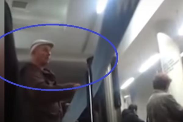 Ja u zoru čujem zvuk testere u šatoru: Muškarac koji MELJE ispred šaltera u pošti postao HIT na FEJSU!