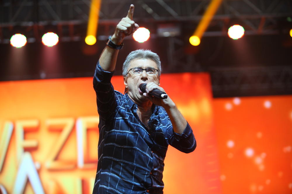 NOVINARKE KLEČE... A PEVAČICE OVAKO DIŽU NOGE Našoj zvezdi Popović to rekao usred emisije, a ona... (VIDEO)