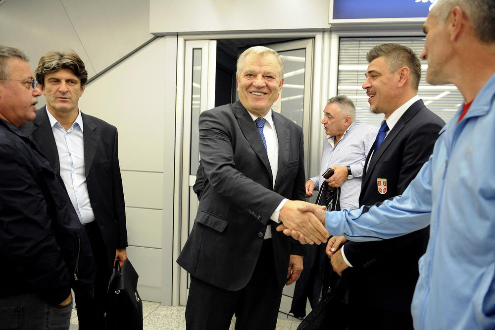 Ima i Tole šta da kaže: Ljudi, pustite Krstajića da na miru radi svoj posao!