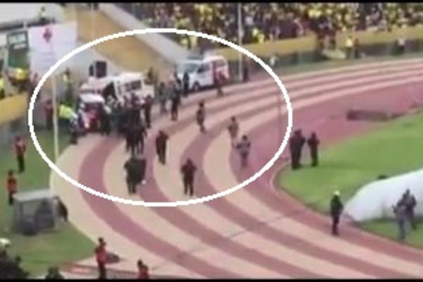 Cirkus u Južnoj Americi: Folirao povredu da ga ne hapse, policija ga jurila po stadionu! (VIDEO)