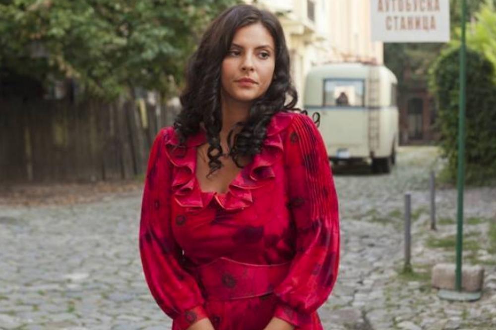 POZNATA GLUMICA JE OTELA DEČKA NAŠOJ PEVAČICI! Pobegli su iz zemlje, ali onda je usledio šok njenog života!